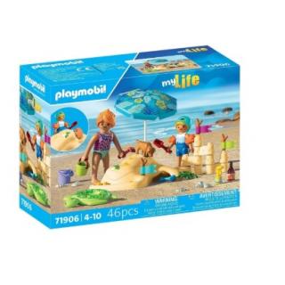 Μαμά και παιδάκι στην παραλία